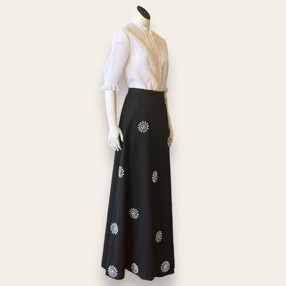 Elegant Winter Heavy Weight Maxi Cotton Wrap Skirt, w/ Floral Beadwork M/ L - Picture 5 of 7
